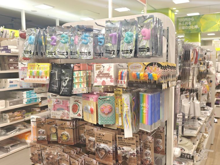 セリアの誕生日用ろうそくの売り場