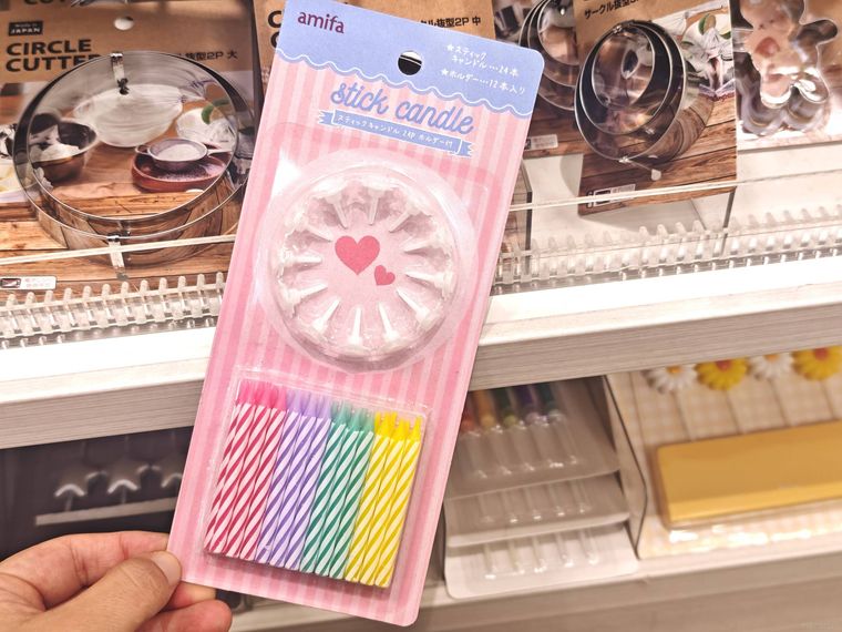 スティックキャンドル 24P ホルダー付を持っている様子