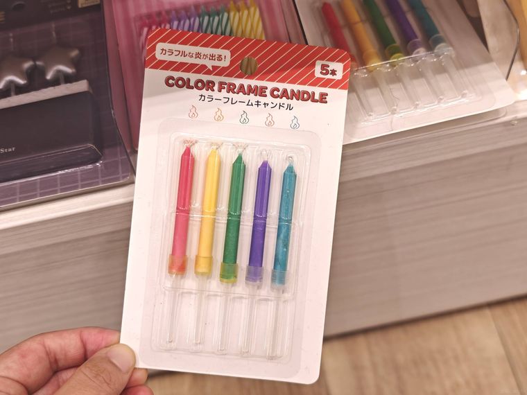 カラーフレームキャンドルを持っている様子