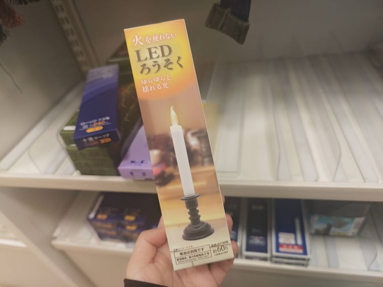 火を使わないLEDろうそくを持っている