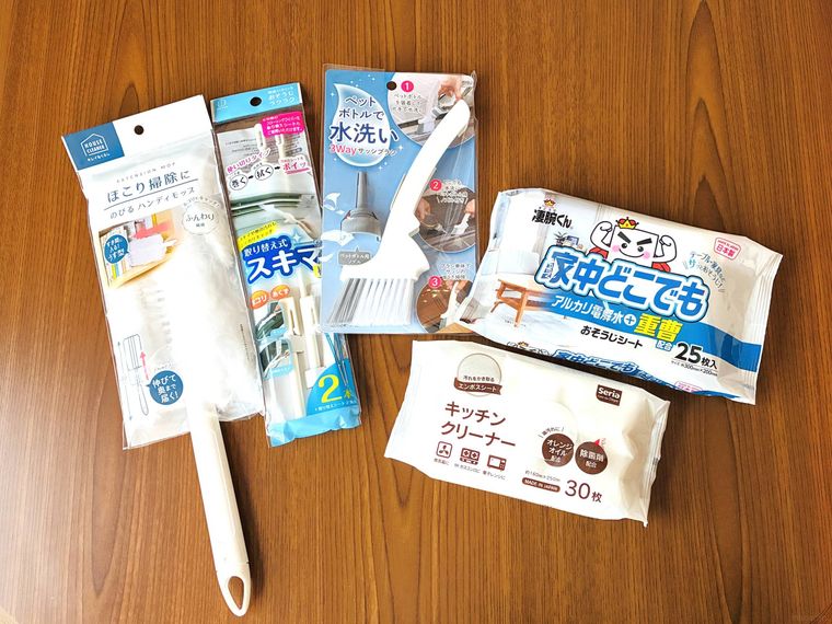 テーブルに並べたセリアの掃除グッズ5種類
