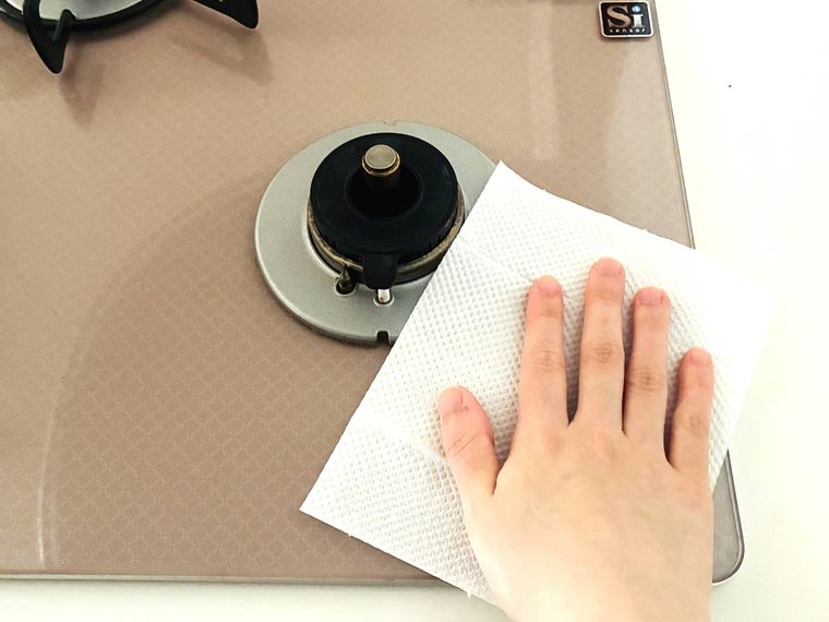 キッチンクリーナーシートでコンロを拭いている