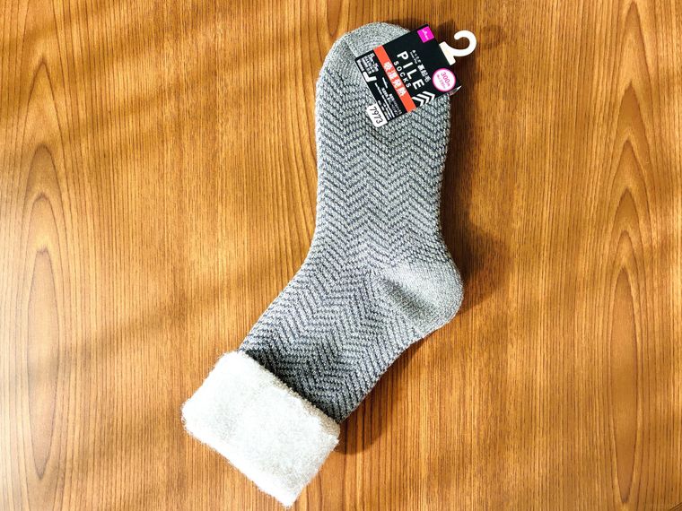 テーブルに置かれた裏起毛パイルソックス