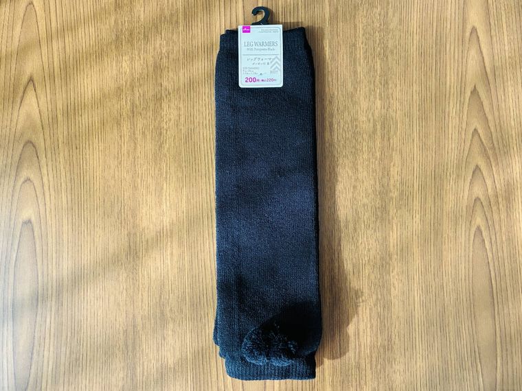 テーブルに置かれたポンポン付きのレッグウォーマー