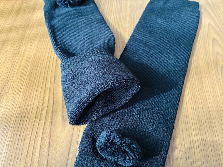 ポンポン付きレッグウォーマーの外側と内側