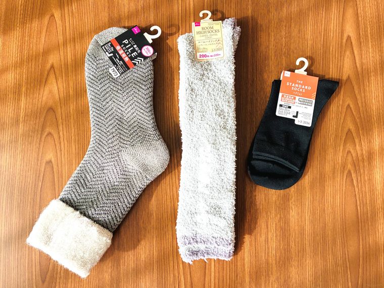 テーブルに並べたダイソーの温かいソックス3種類