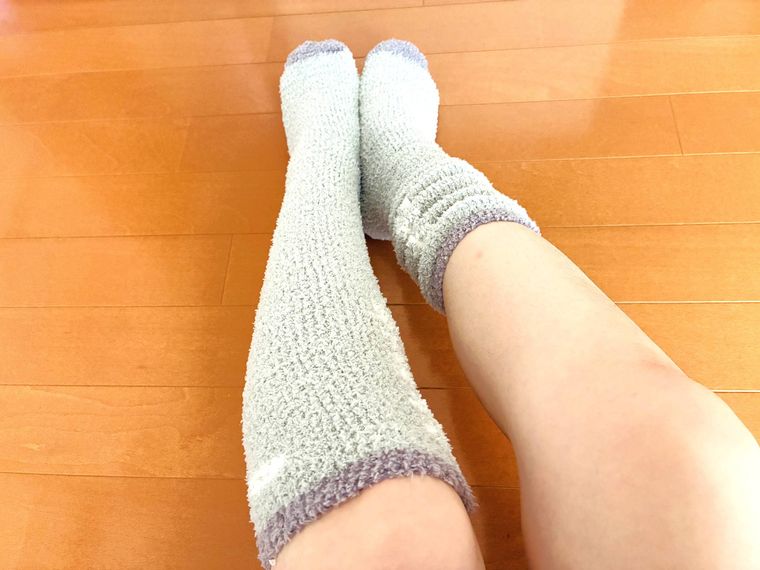 ルームハイソックスを着用した脚