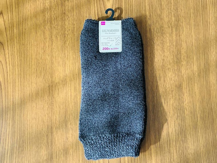 テーブルに置かれたパイル起毛のレッグウォーマー