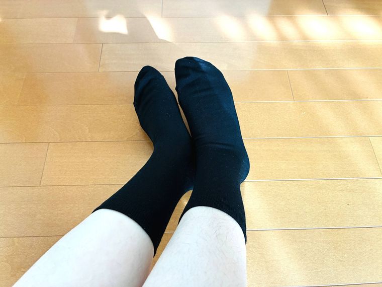 吸湿発熱ソックスを着用した脚