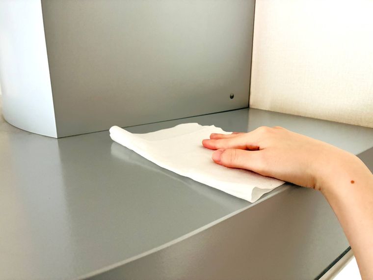 極厚の油汚れクリーナーでレンジフードを拭いている