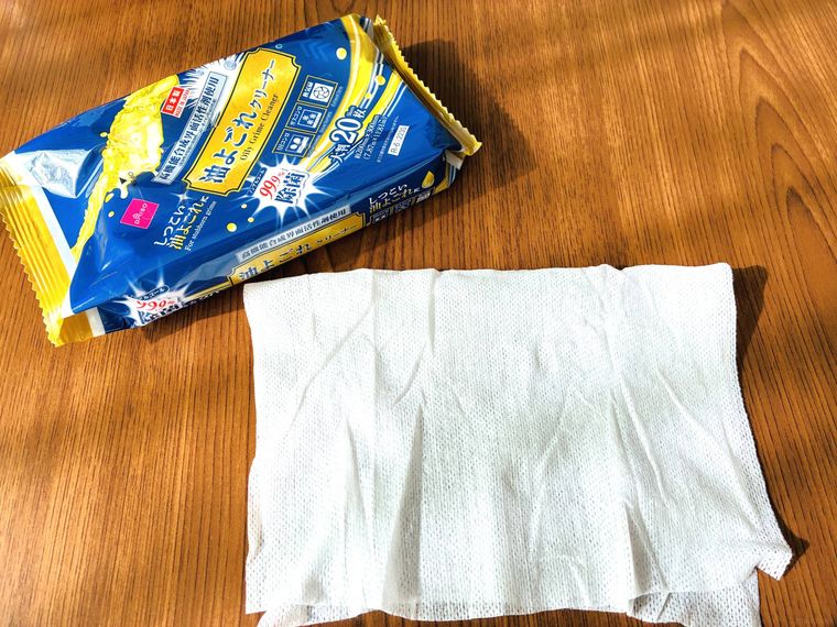 油汚れクリーナーのパッケージとシート1枚