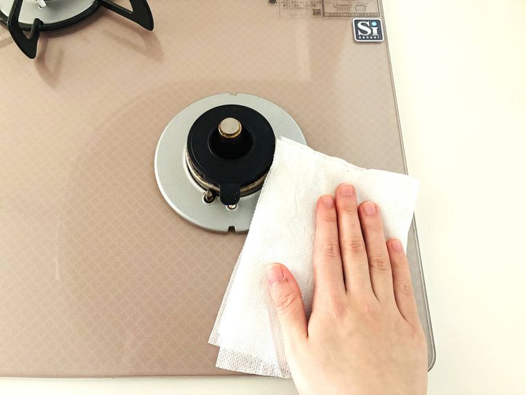 油汚れクリーナーでガスコンロを拭いている