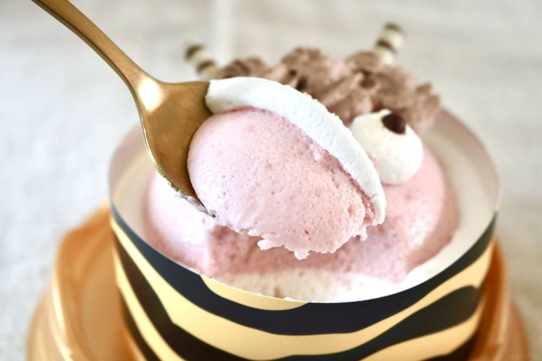 いちごの鬼のケーキをスプーンでとっている