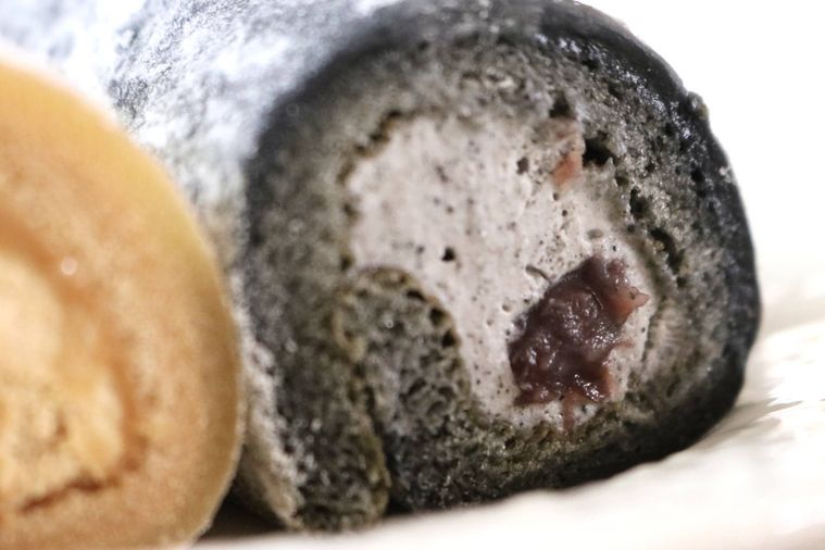 黒ごまのもち食感ロール