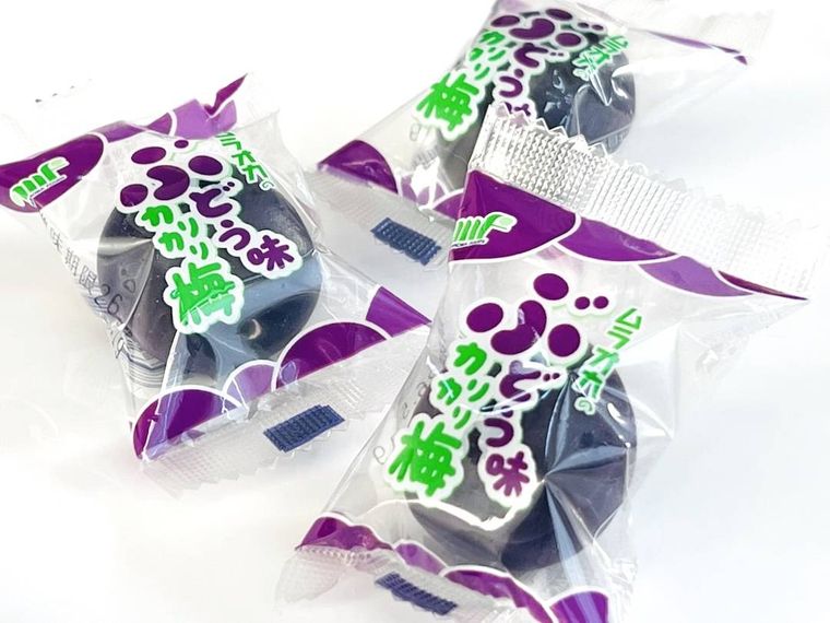 ぶどう味 カリカリ梅を3個並べた様子