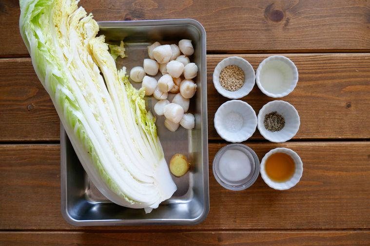 白菜のうま煮の材料が並ぶ木製テーブル