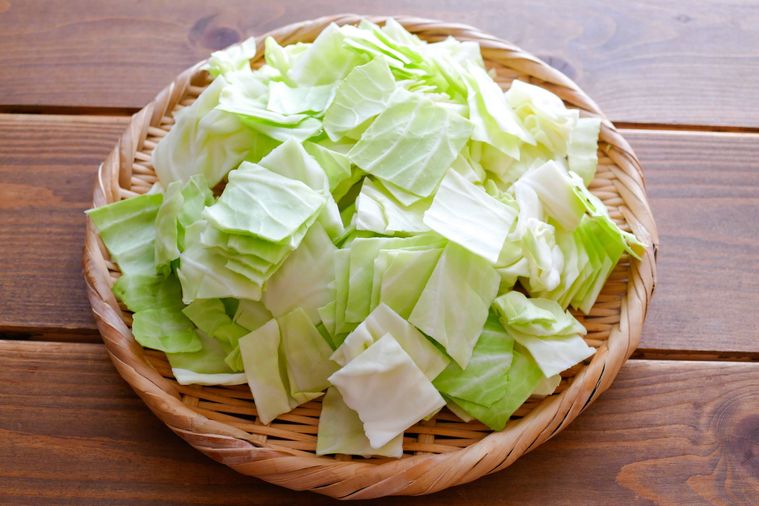 ざく切りキャベツが盛られているざる