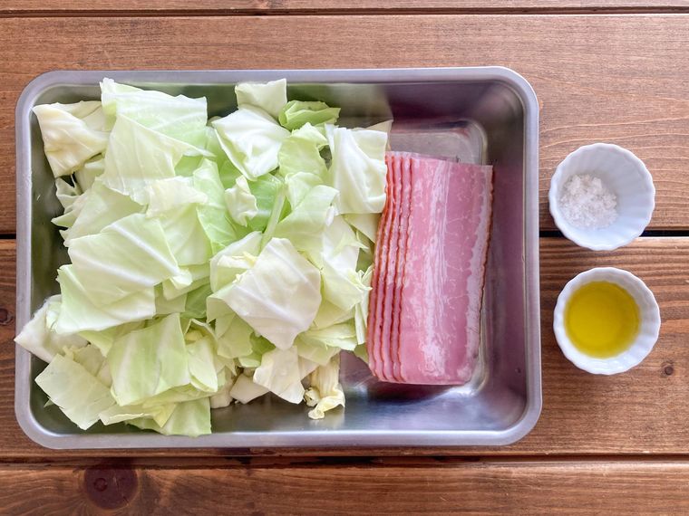 キャベツの蒸し煮の材料が並ぶ木製テーブル