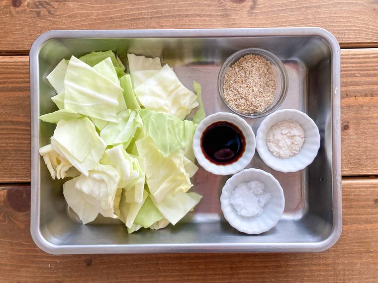 キャベツのごま和えの材料が並ぶトレー