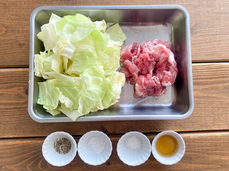 キャベツと豚こまの塩炒めの材料が並ぶ木製テーブル