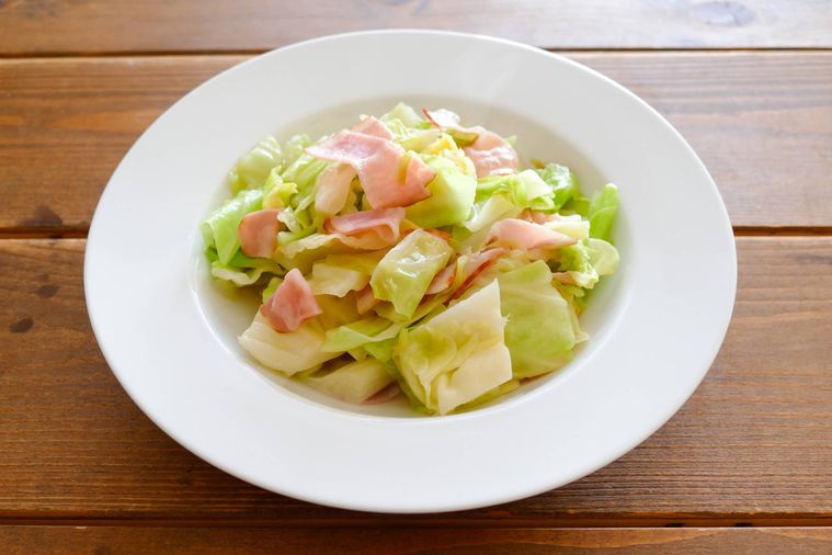 ベーコン入りのキャベツの蒸し煮