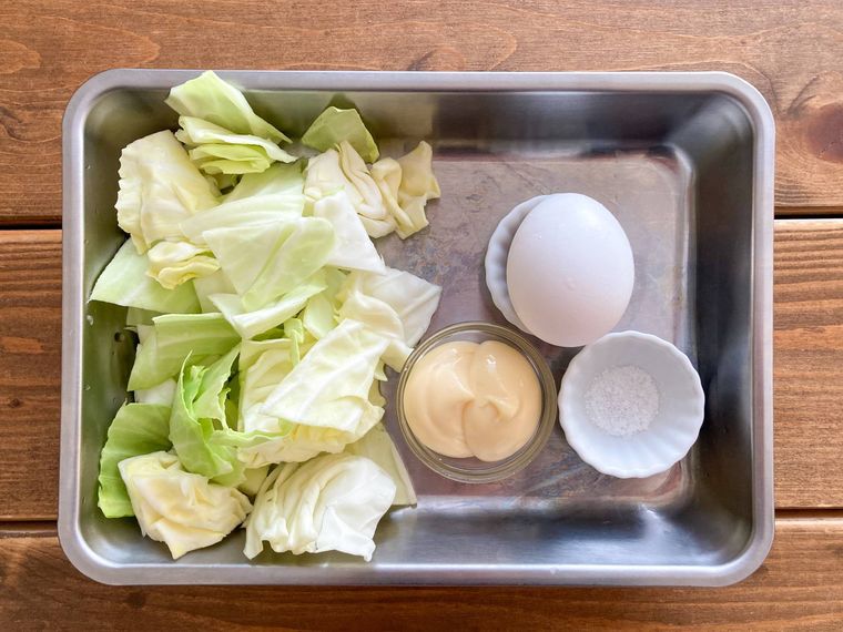キャベツの卵炒めの材料が並ぶトレー