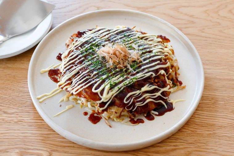 もやしお好み焼きが置かれているテーブル