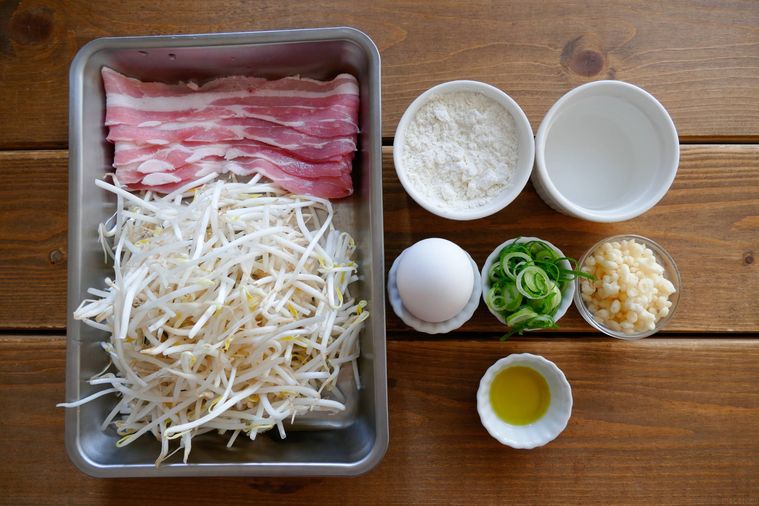 もやしお好み焼きの材料が並ぶ木製テーブル