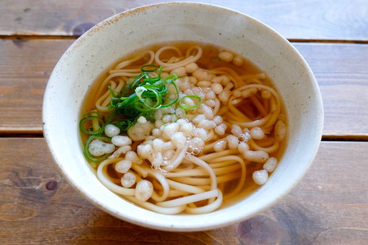 天かすと小口ねぎがのっているかけうどん