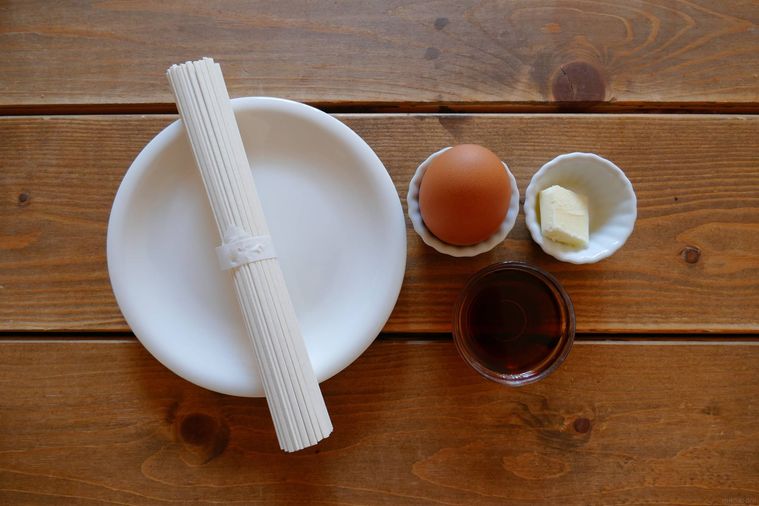 釜玉うどんの材料が並ぶ木製テーブル