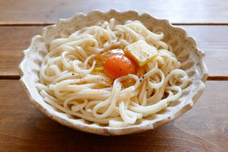 卵とバターがのっている釜揚げうどん