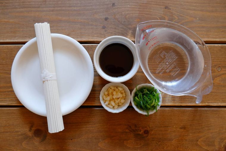 かけうどんの材料が並ぶ木製テーブル