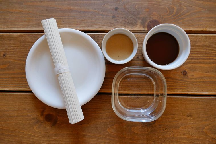 ごまだれざるうどんの材料が並ぶ木製テーブル