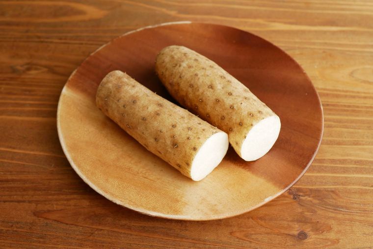 木製の皿に皮つきの長芋が盛られている