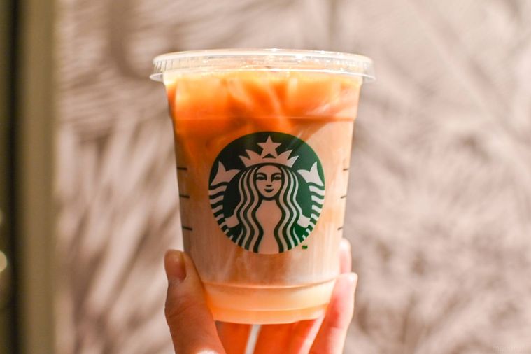 ティーラテを持っているところ