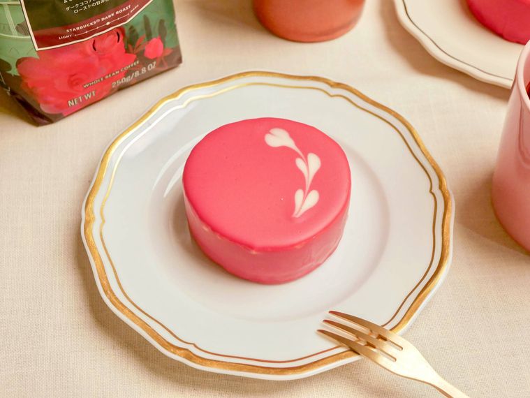 スターバックスの新作スイーツルビーチョコレートケーキ