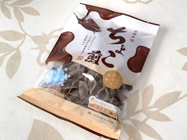 チョコをかけた小粒せんべいが描かれたちょこ煎のパッケージ