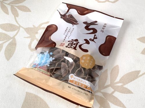 チョコをかけた小粒せんべいが描かれたちょこ煎のパッケージ
