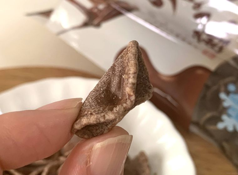 ちょこ煎を指でつまんだ様子