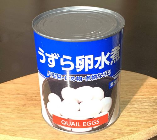 業務スーパーの缶詰うずら卵水煮をテーブルに置いた様子