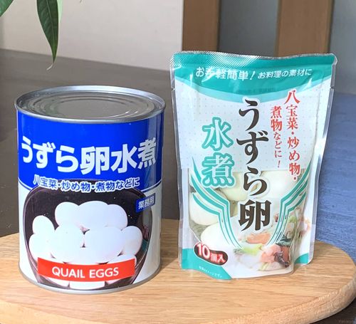 業務スーパーのうずらの卵2種類をテーブルに並べた様子