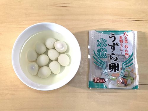 業務スーパーのパック入りうずら卵を開封してボウルに移した様子