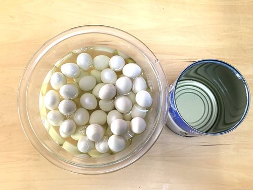 業務スーパーの缶詰うずら卵水煮を開けて中身をボウルに移した様子