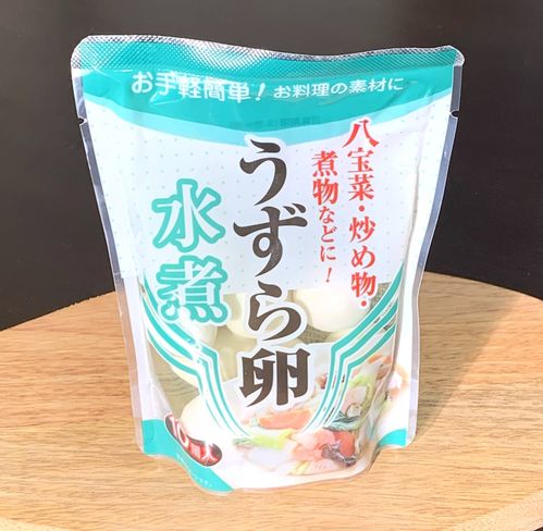 業務スーパーのパック入りうずら卵水煮をテーブルに置いた様子