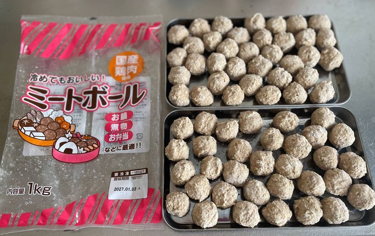 業務スーパーミートボールの中身を並べた様子