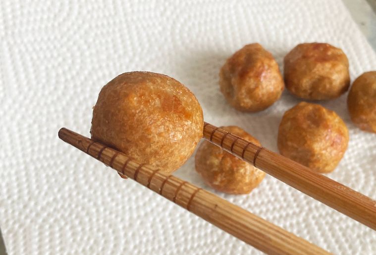 油で揚げたミートボールの拡大写真