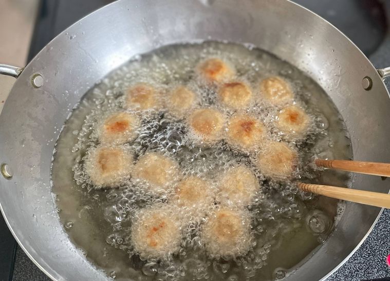 揚げ鍋でミートボールを調理中