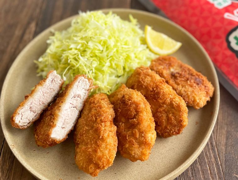 調理した肉厚極旨とんかつをお皿に盛り付けた様子