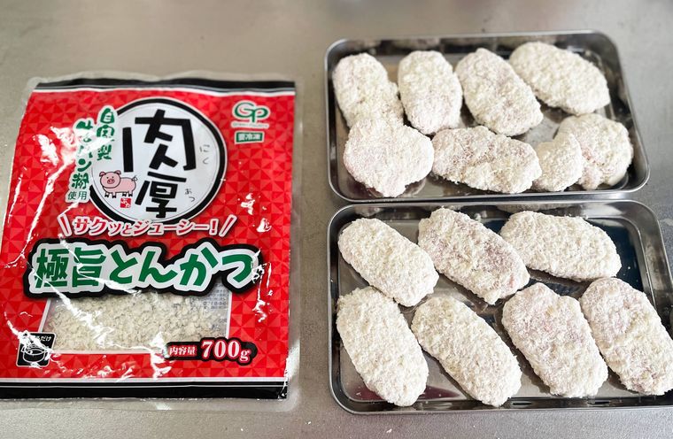 肉厚極旨とんかつの中身を並べた様子