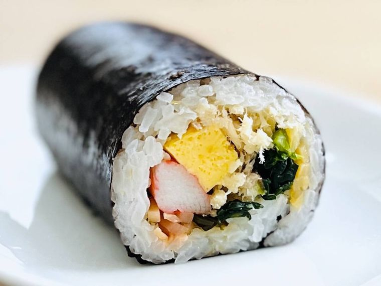 崎陽軒の口福恵方巻きを皿に出した様子